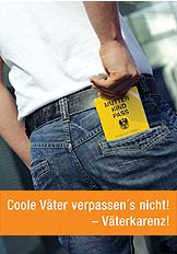 Plakat zum Thema Väterkarenz: ein junger Vater zieht den Mutter-Kind-Pass aus der Hosentasche.  Der Claim: Coole Väter verpassen es nicht! Väterkarenz!